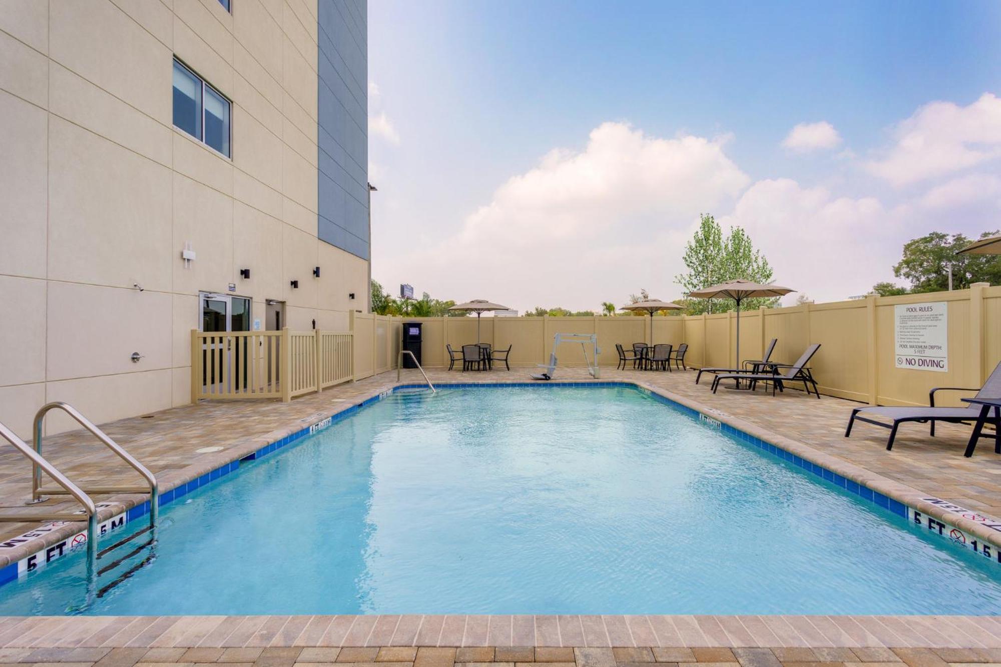 Holiday Inn Express & Suites Tampa Stadium - Airport Area By Ihg 외부 사진